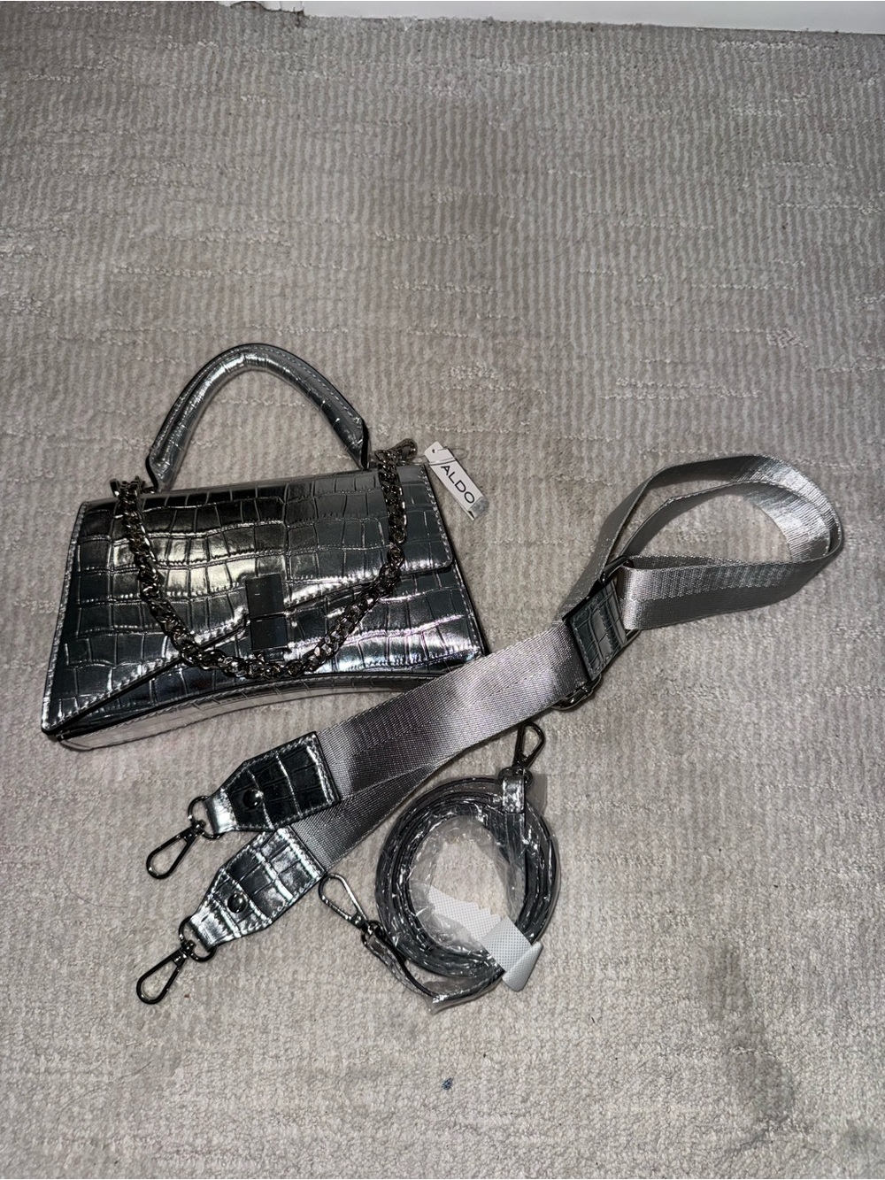 ALDO Lucenaax Synthetic handbag. Small Top-Handle Bag with thick or thin strap. - Picture 2 of 3